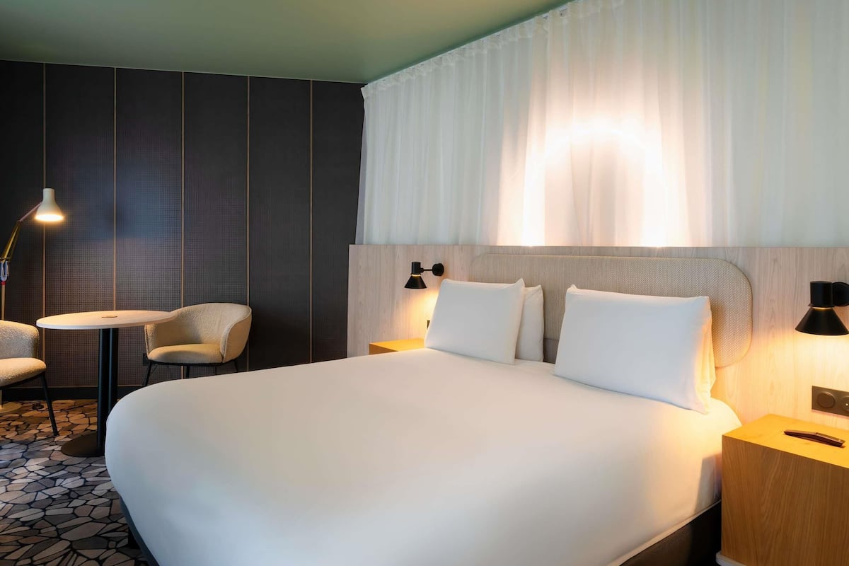 in-room safe, individually decorated, individually furnished, desk