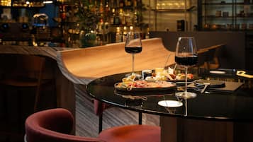 Bar (trong khuôn viên)