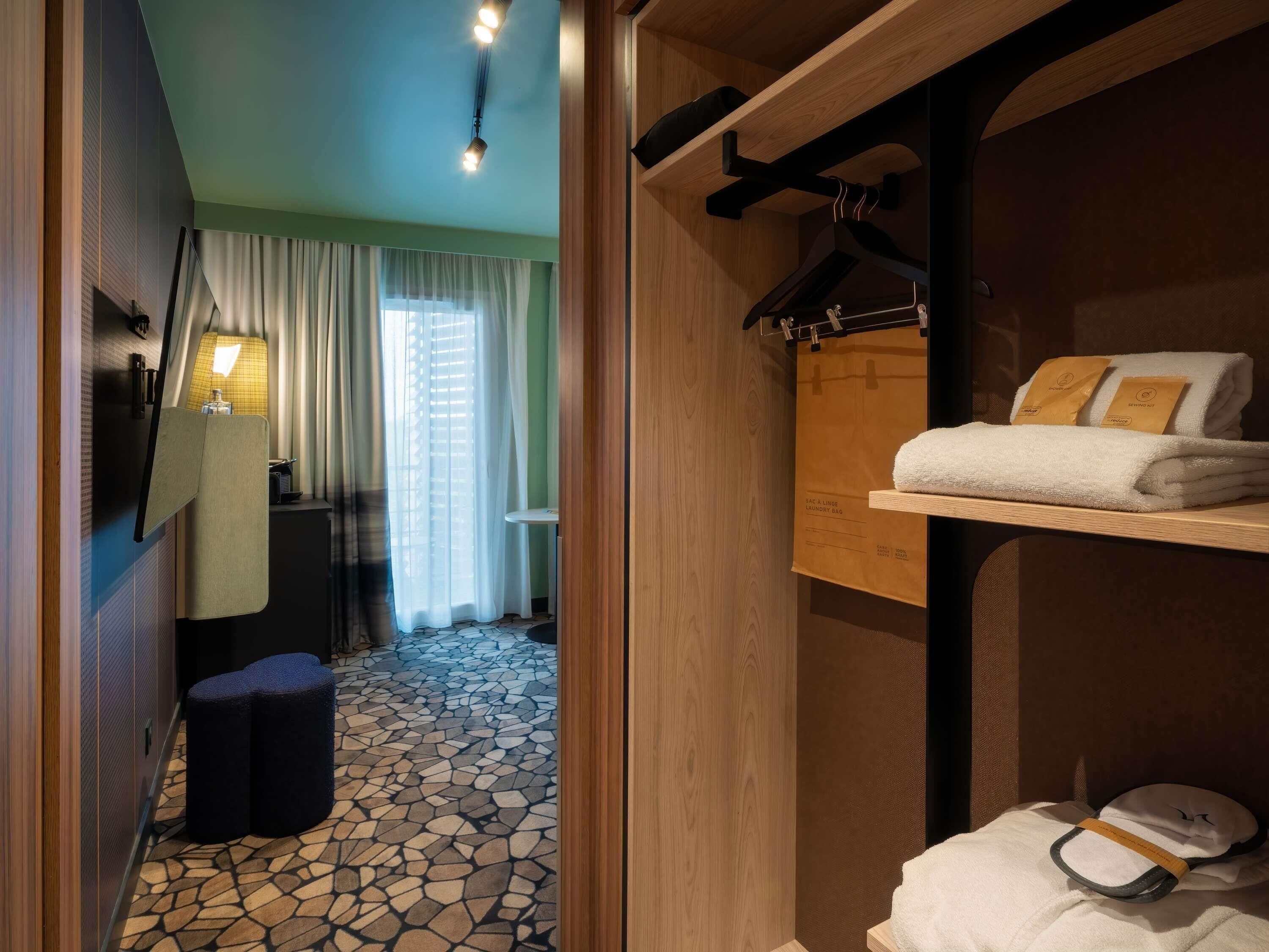 Caja de seguridad en la habitación y decoración personalizada 