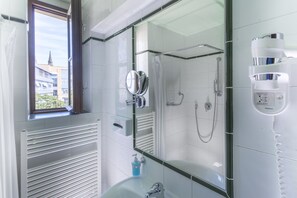 Ducha, artículos de tocador gratuitos, secador de pelo, toallas