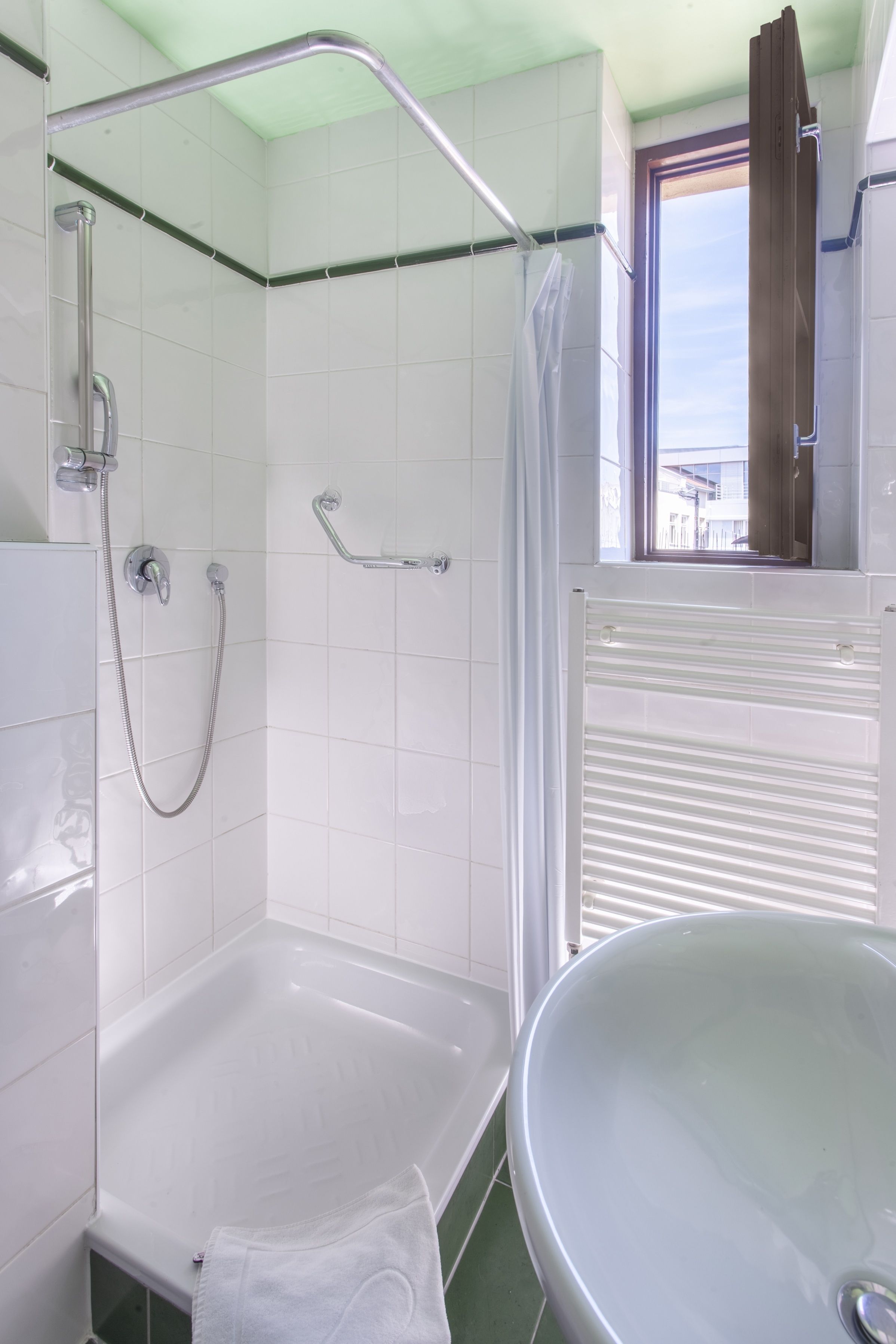 shower, free toiletries, hair dryer, towels