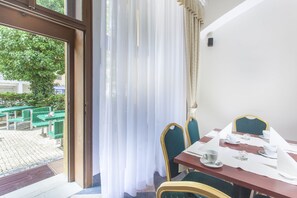 Desayuno buffet (CZK 240 por persona)