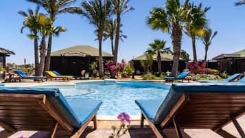 2 utomhuspooler med öppettider 08.00 till 17.00, och solstolar