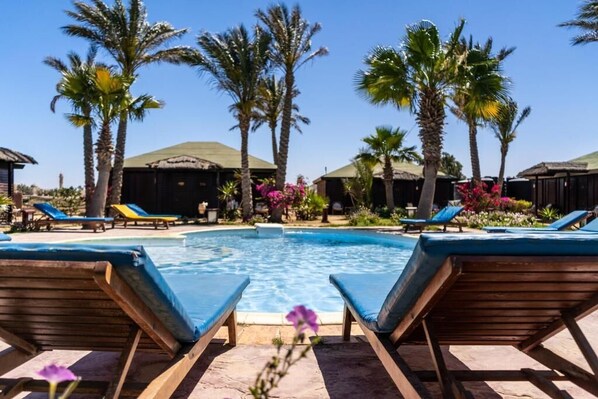 2 Außenpools, geöffnet von 08:00 Uhr bis 17:00 Uhr, Liegestühle