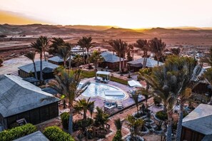 2 piscines extérieures, chaises longues