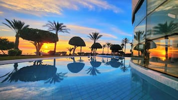 Piscina interna, piscina externa, guarda-sóis, espreguiçadeiras