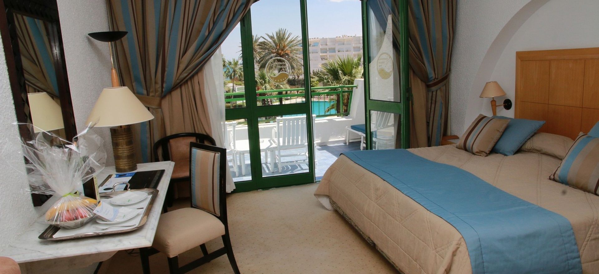 family room, garden view | free minibar items, in-room safe, desk, blackout curtains