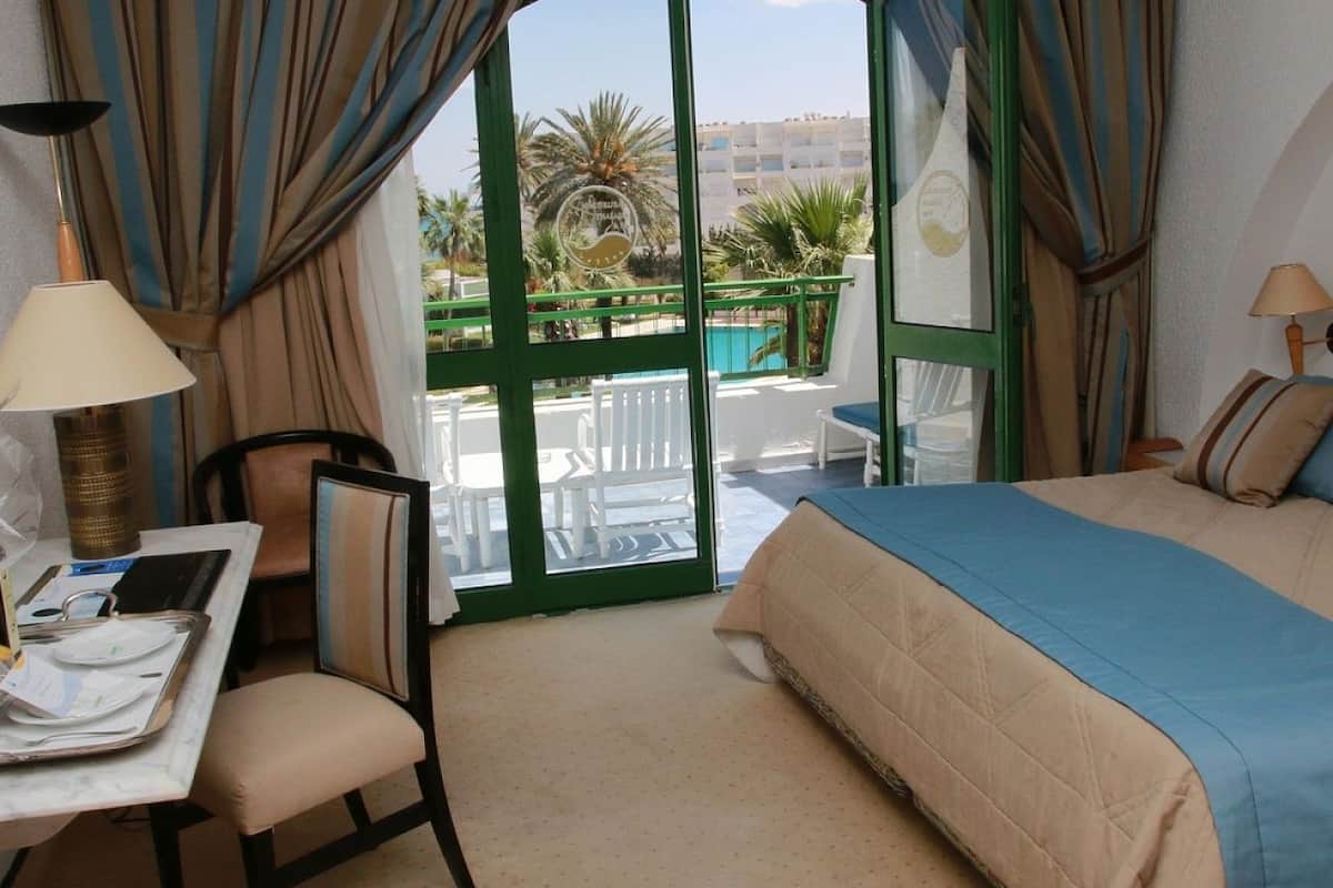 family room, garden view | free minibar items, in-room safe, desk, blackout curtains