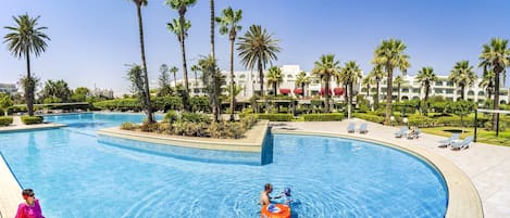 Kolam renang indoor dan kolam renang outdoor, dengan payung kolam renang