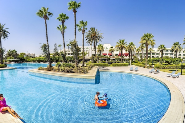 Sisäuima-allas, ulkouima-allas, aurinkovarjoja, aurinkotuoleja