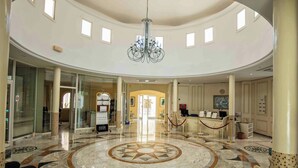A spacious lobby with a central circular marble floor, a chandelier, and a reception desk. - Hasdrubal Thalassa Port El Kantaoui (Port El Kantaoui)