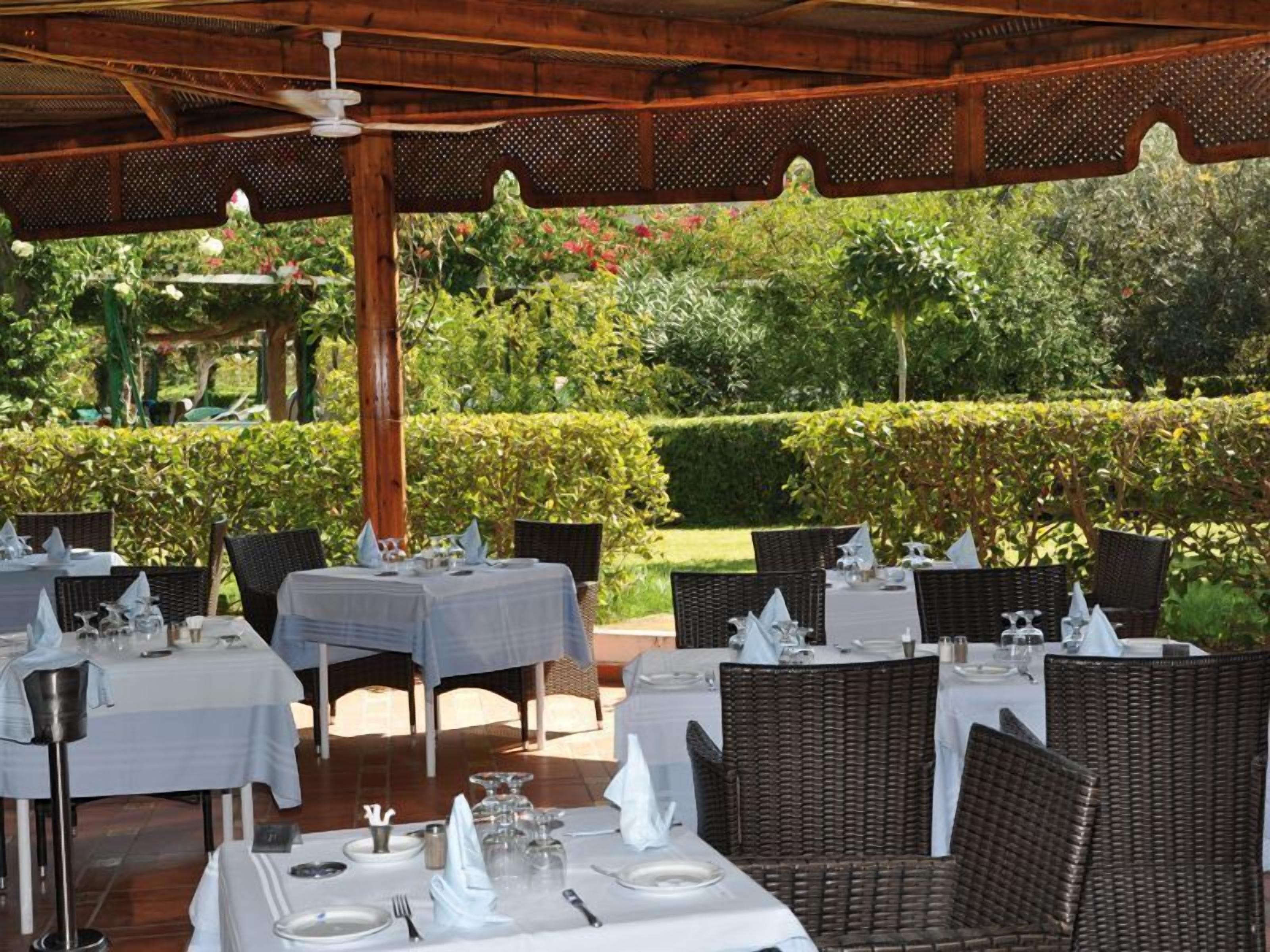 2 restaurants, dinner served, international cuisine