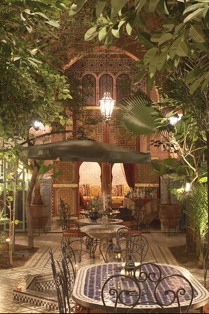 供应早餐、午餐和晚餐，摩洛哥菜，花园景观