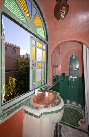 Chambre Standard | Salle de bain | Douche, articles de toilette (gratuits), séchoir à cheveux