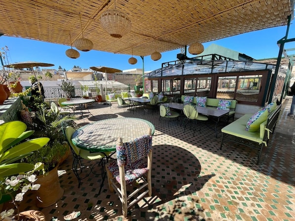 2 restaurantes; se sirve desayuno, almuerzo y cena; cocina marroquí