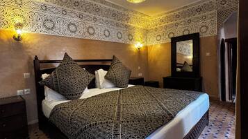 Minibar, caja de seguridad en la habitación, wifi gratis y ropa de cama