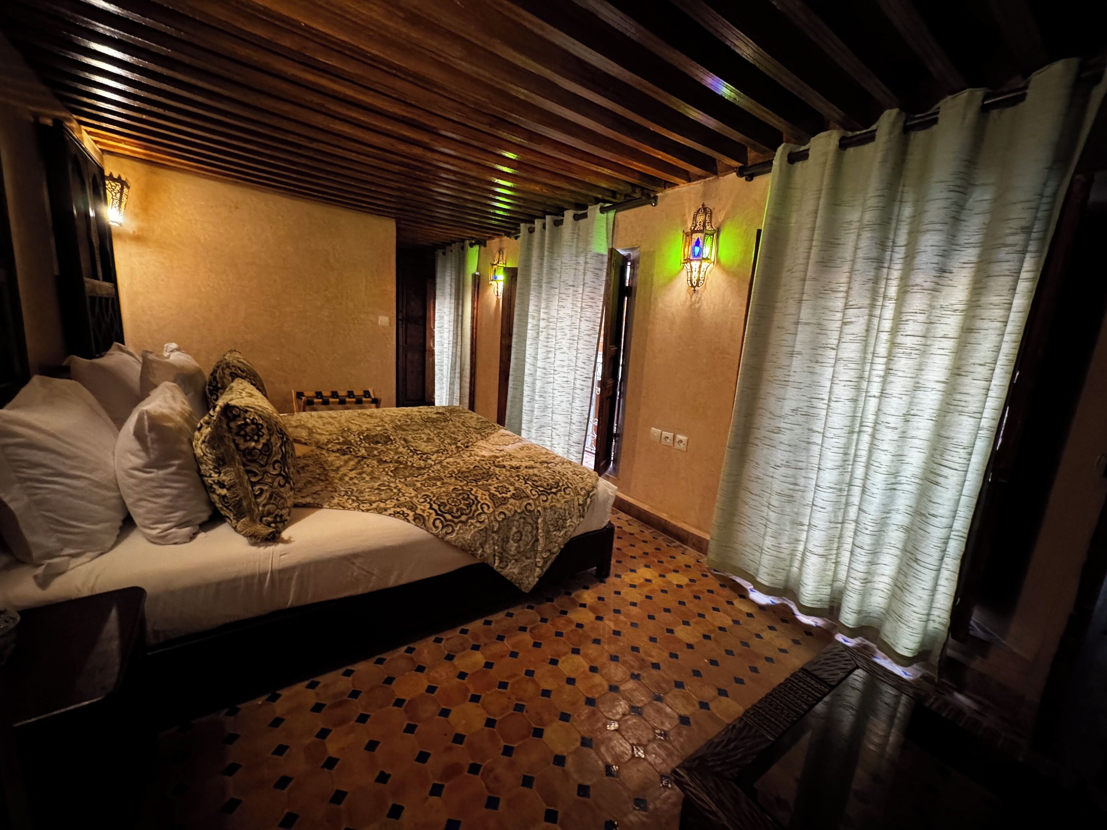 Quarto casal ou duplo básico, vista para o pátio | Frigobar, cofres nos quartos, Wi-Fi de cortesia, roupa de cama