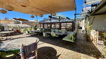 2 ristoranti, aperti a colazione, a pranzo e a cena, cucina marocchina