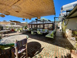 2 restaurantes; se sirve desayuno, almuerzo y cena; cocina marroquí