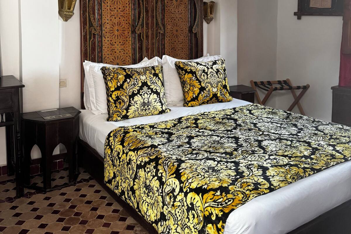 Quarto casal básico, 1 quarto, para não fumantes, vista para o pátio | Frigobar, cofres nos quartos, Wi-Fi de cortesia, roupa de cama