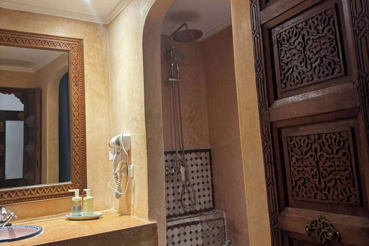 Quarto casal ou duplo luxo, vista para o pátio | Frigobar, cofres nos quartos, Wi-Fi de cortesia, roupa de cama