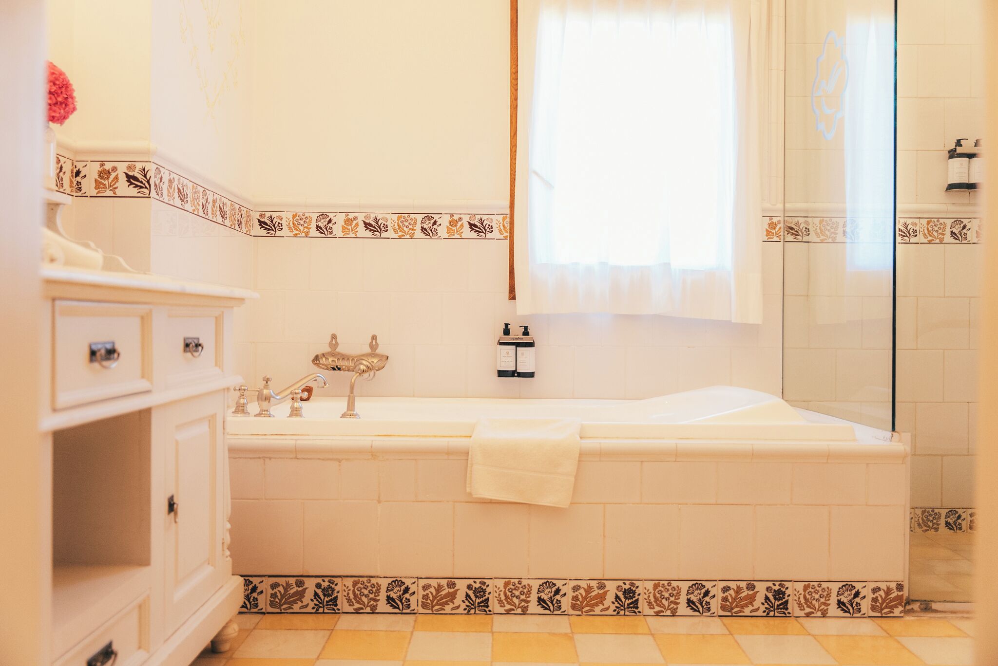 Une salle de bain avec une baignoire, un lavabo et un miroir.