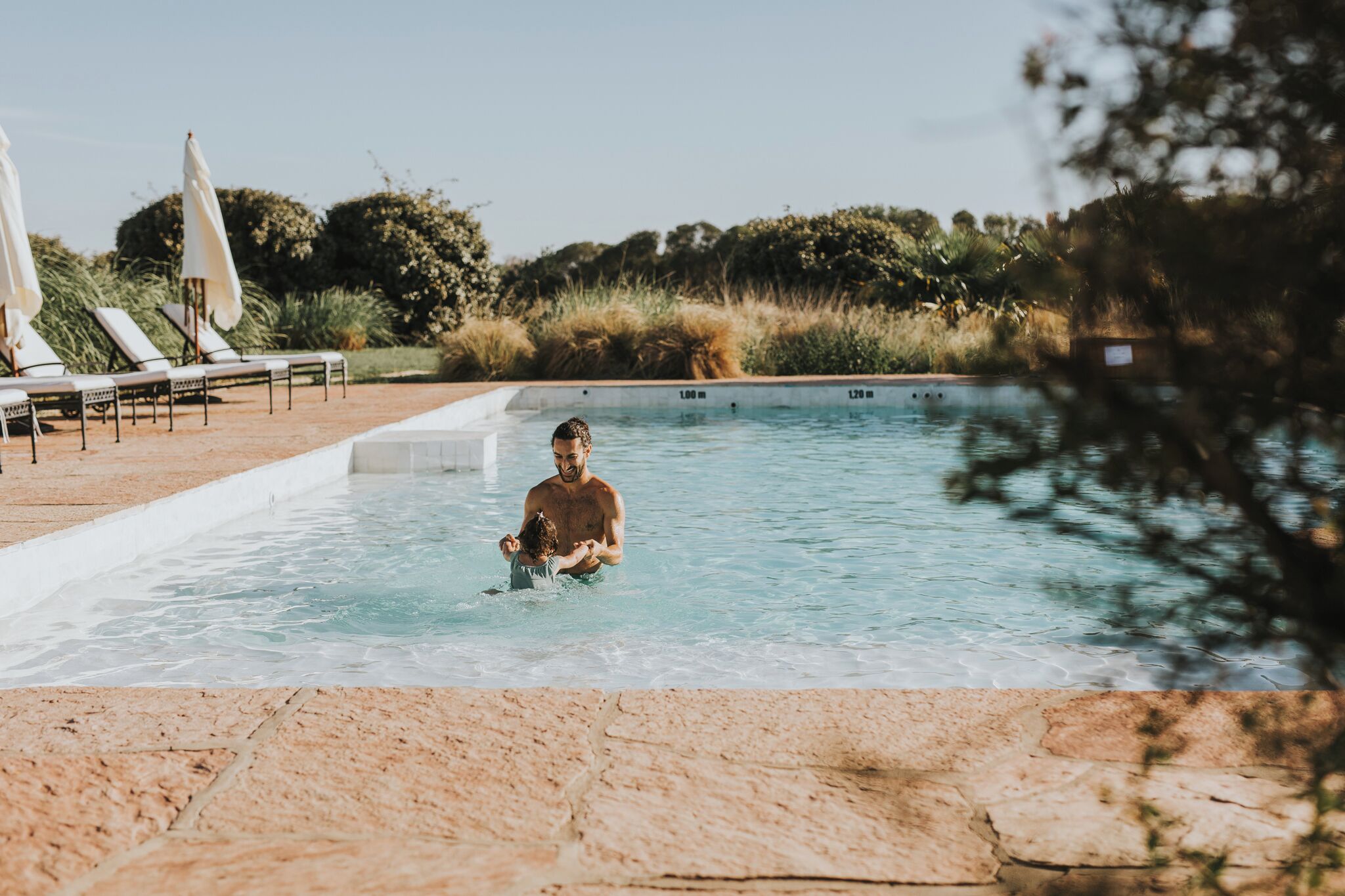 Ulkouima-allas, aurinkovarjoja, aurinkotuoleja