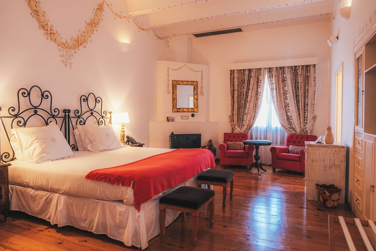 Deluxe Double Room, 1 King Bed, Private Bathroom | 1 bedroom, minibar, in-room safe, desk