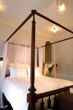 Minibar, in-room safe, individually furnished, desk - The Eugenia Hotel & Spa (Bangkok)
