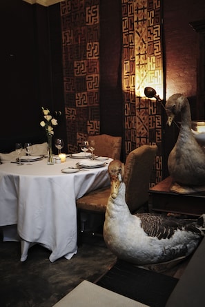 2 restaurants, spécialités Cuisine internationale
