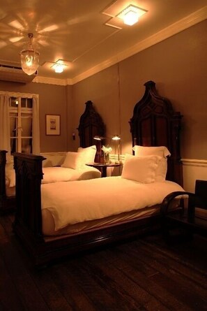 Minibar, Zimmersafe, individuell eingerichtet, Schreibtisch