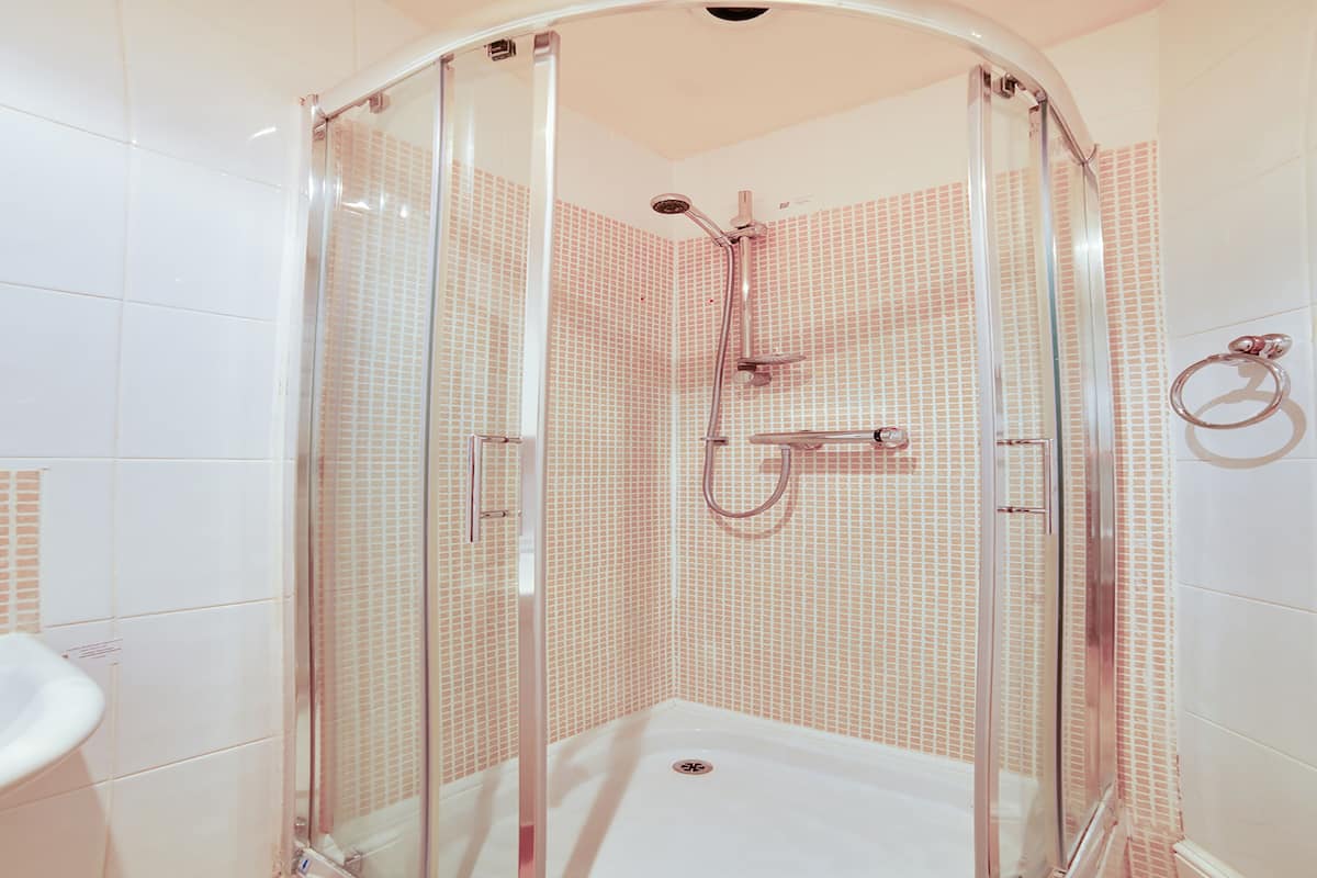 Regadera, amenidades de baño gratuitas, secadora de cabello, toallas