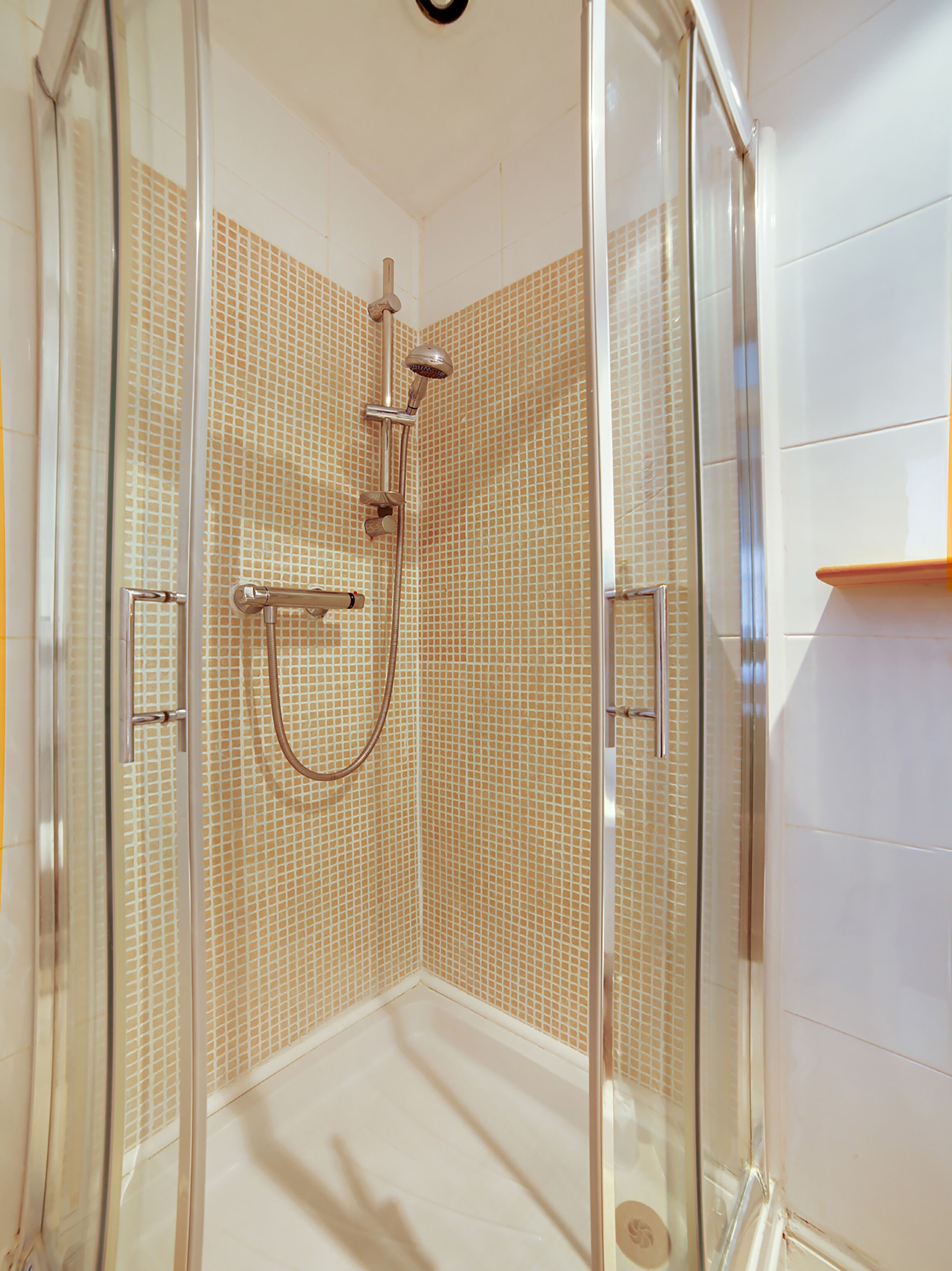 Superior Double Room, 1 Double Bed | Bathroom | Shower, free toiletries, hair dryer, towels