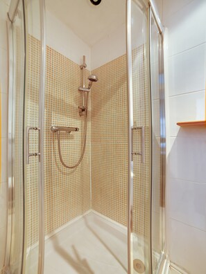 Superior Double Room, 1 Double Bed | Bathroom | Shower, free toiletries, hair dryer, towels - The Berkeley Hotel (Eastbourne)