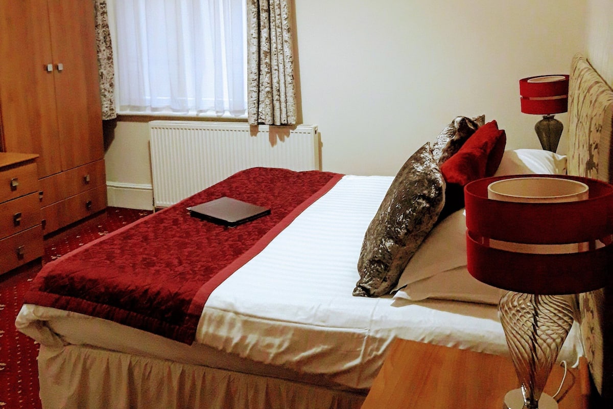 Habitación doble superior, 1 cama matrimonial | Tabla de planchar con plancha y wifi gratis