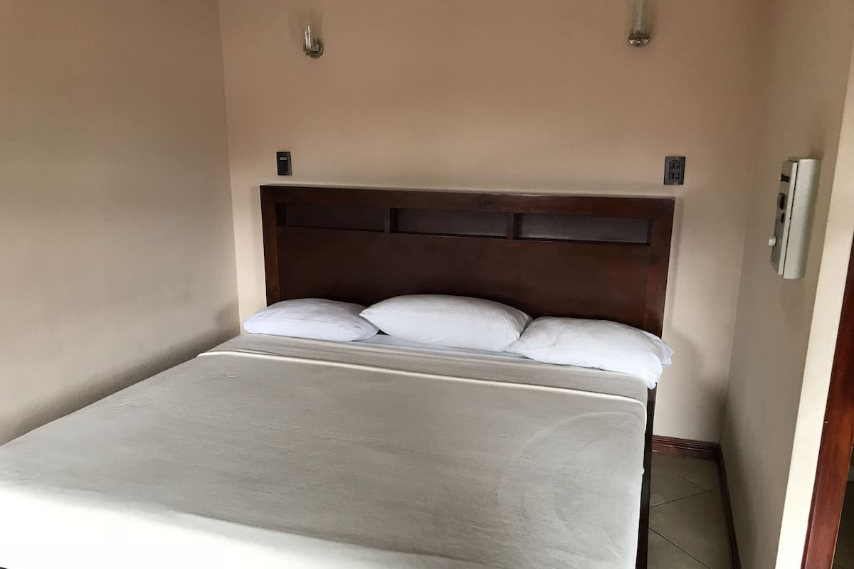Penthouse Eksekutif, 1 Tempat Tidur King, hot tub | 1 kamar tidur, busa memori, brankas, dan Wi-Fi gratis