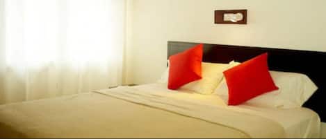 Double Room, 1 Queen Bed | 1 bedroom, memory foam beds, in-room safe, free WiFi