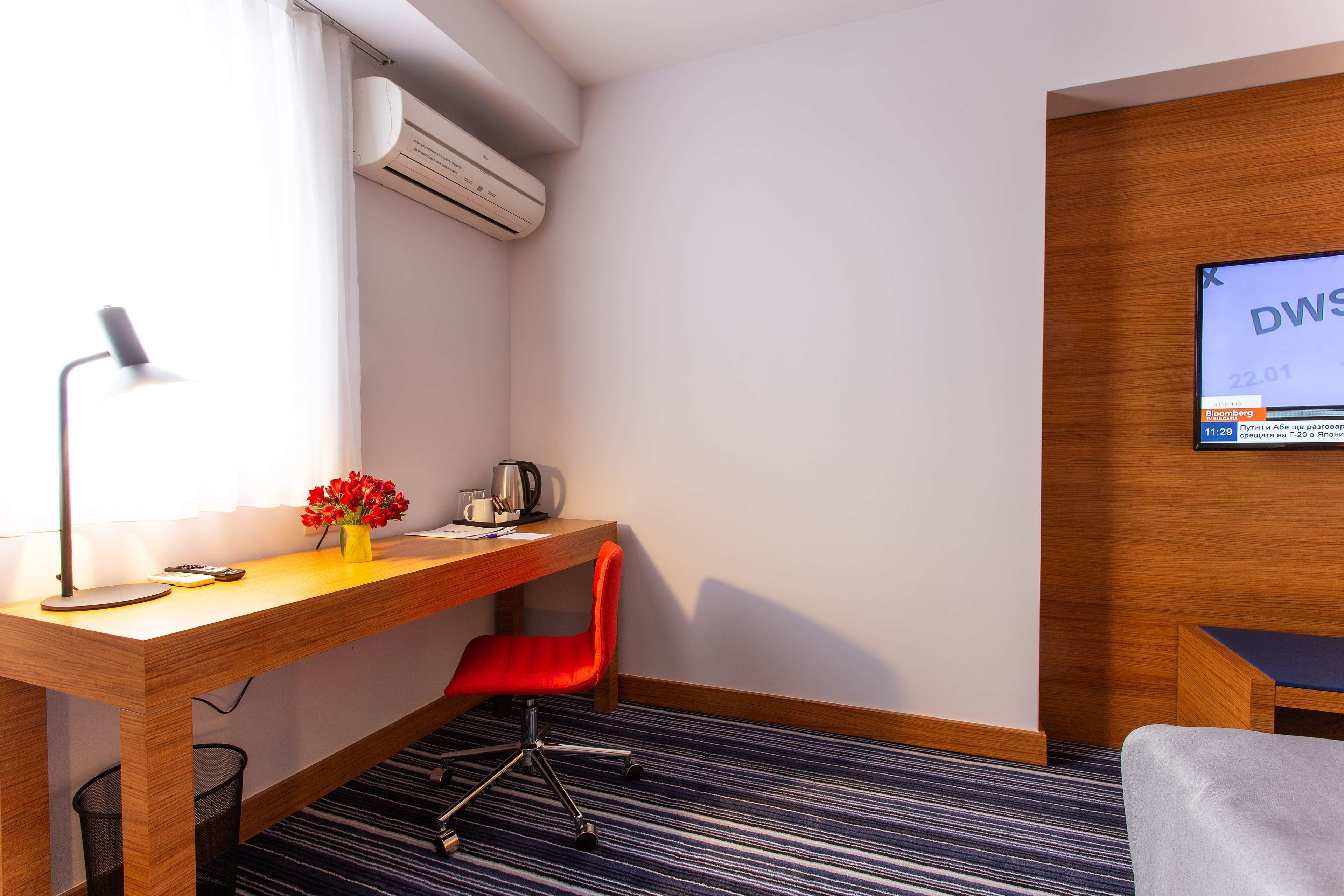 deluxe room, 1 king bed, non smoking (with sofabed) | premium bedding, pillow-top beds, in-room safe, individually decorated