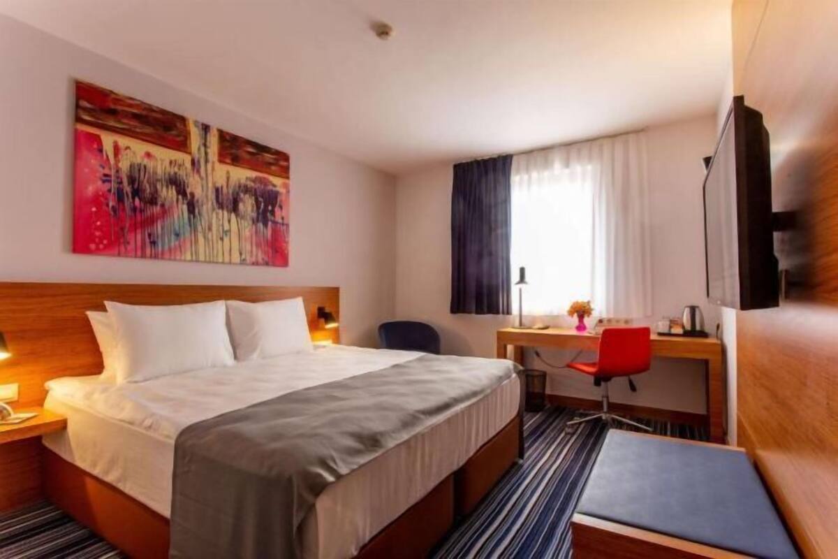 Premium bedding, pillowtop beds, in-room safe, desk