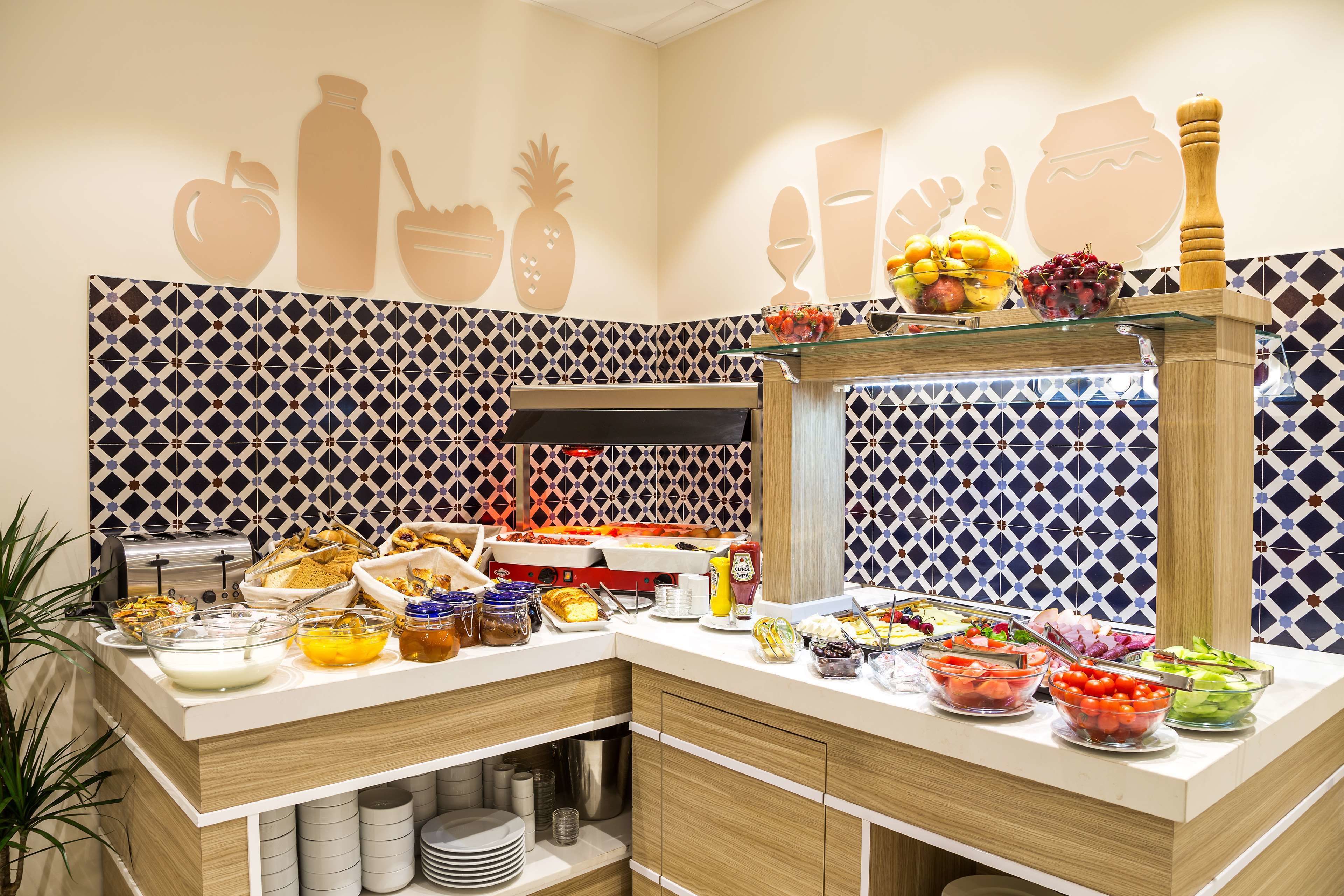 free daily full breakfast