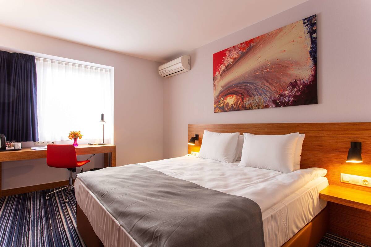 Comfort Room, 1 King Bed, Non Smoking | Premium bedding, pillowtop beds, in-room safe, desk