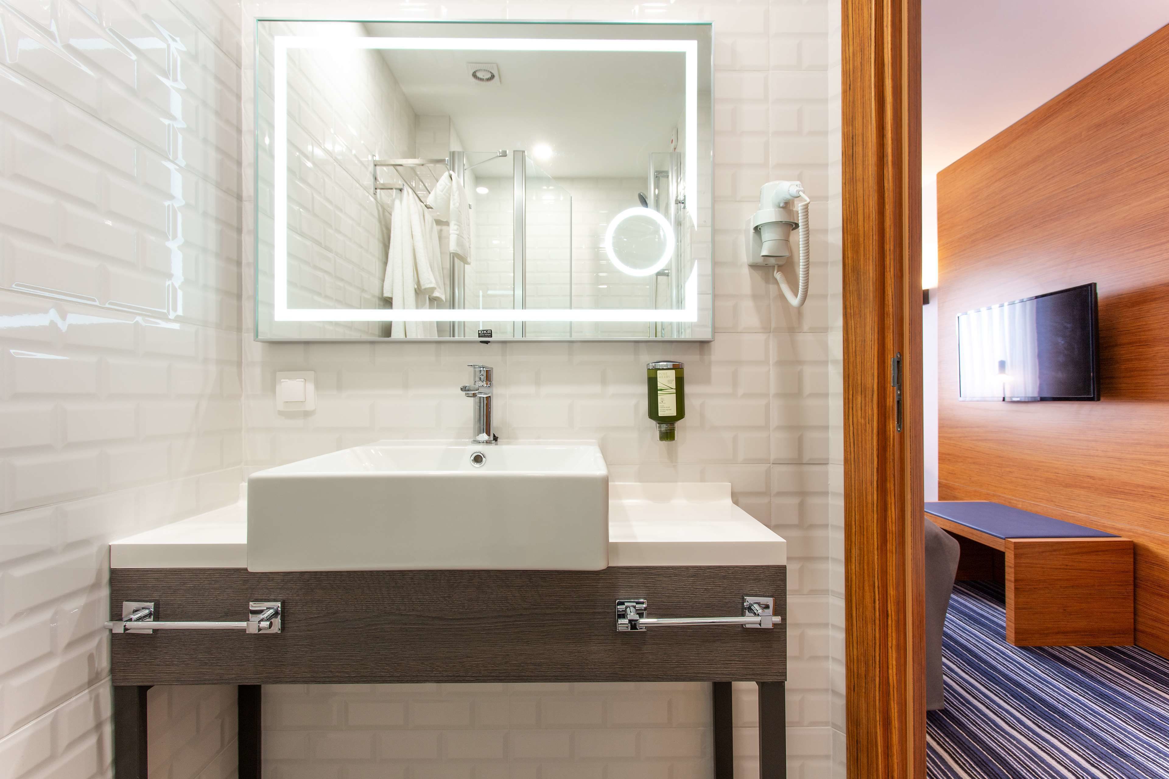 superior room, 2 single beds, non smoking | bathroom | shower, eco-friendly toiletries, hair dryer, slippers