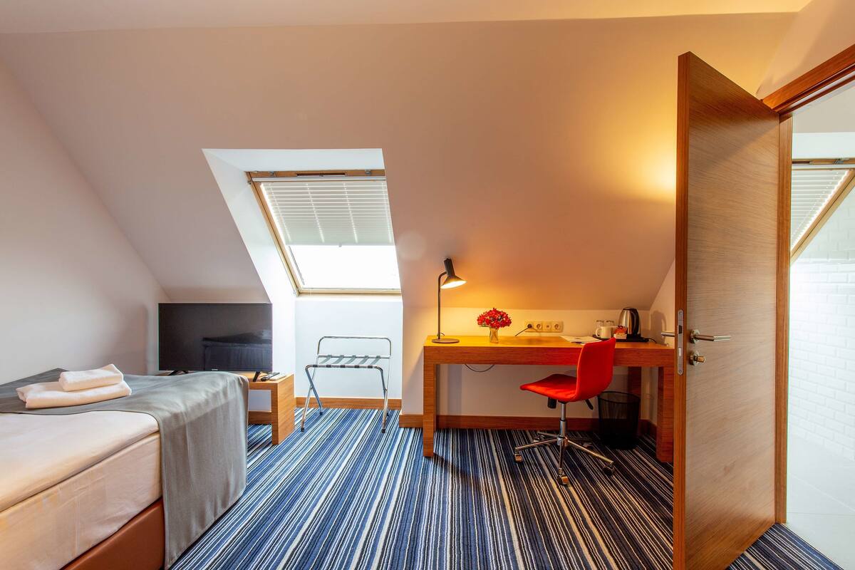 Standard Room, 1 Double Bed, Accessible, Non Smoking | Premium bedding, pillowtop beds, in-room safe, desk