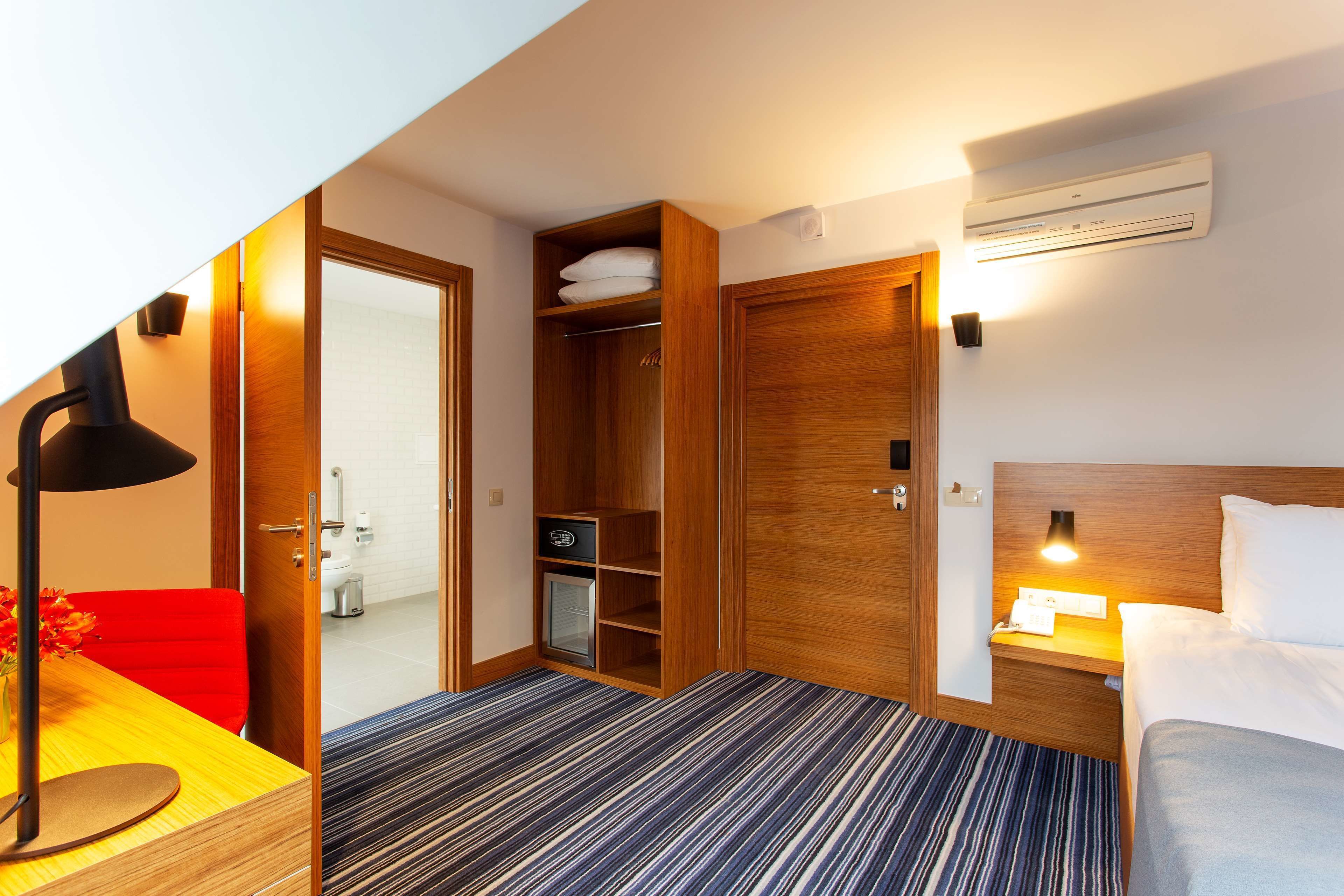 standard room, 1 double bed, accessible, non smoking | premium bedding, pillow-top beds, in-room safe, individually decorated