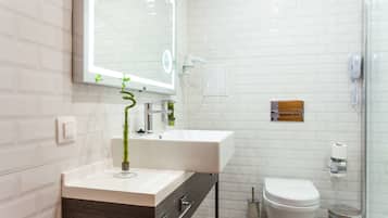 Deluxe Room, 1 King Bed, Non Smoking (with Sofabed) | Bathroom