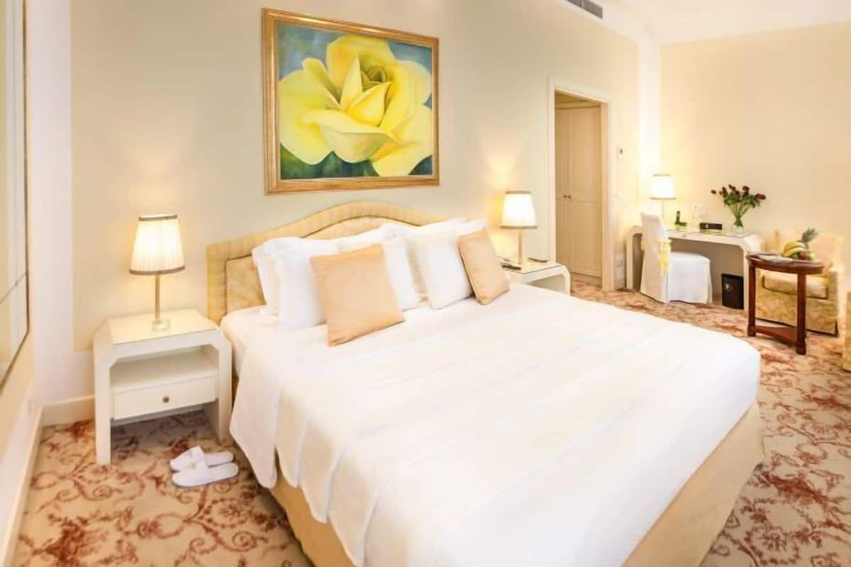 2 bedrooms, premium bedding, memory-foam beds, minibar