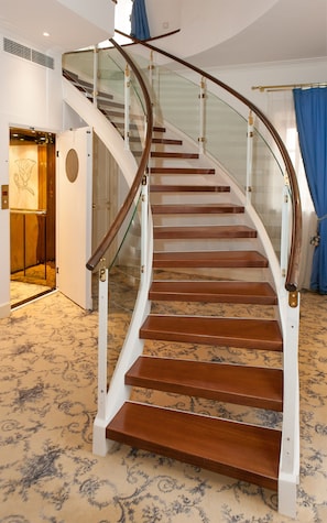 Honeymoon Suite (Dome) | Living area | Flat-screen TV, DVD player