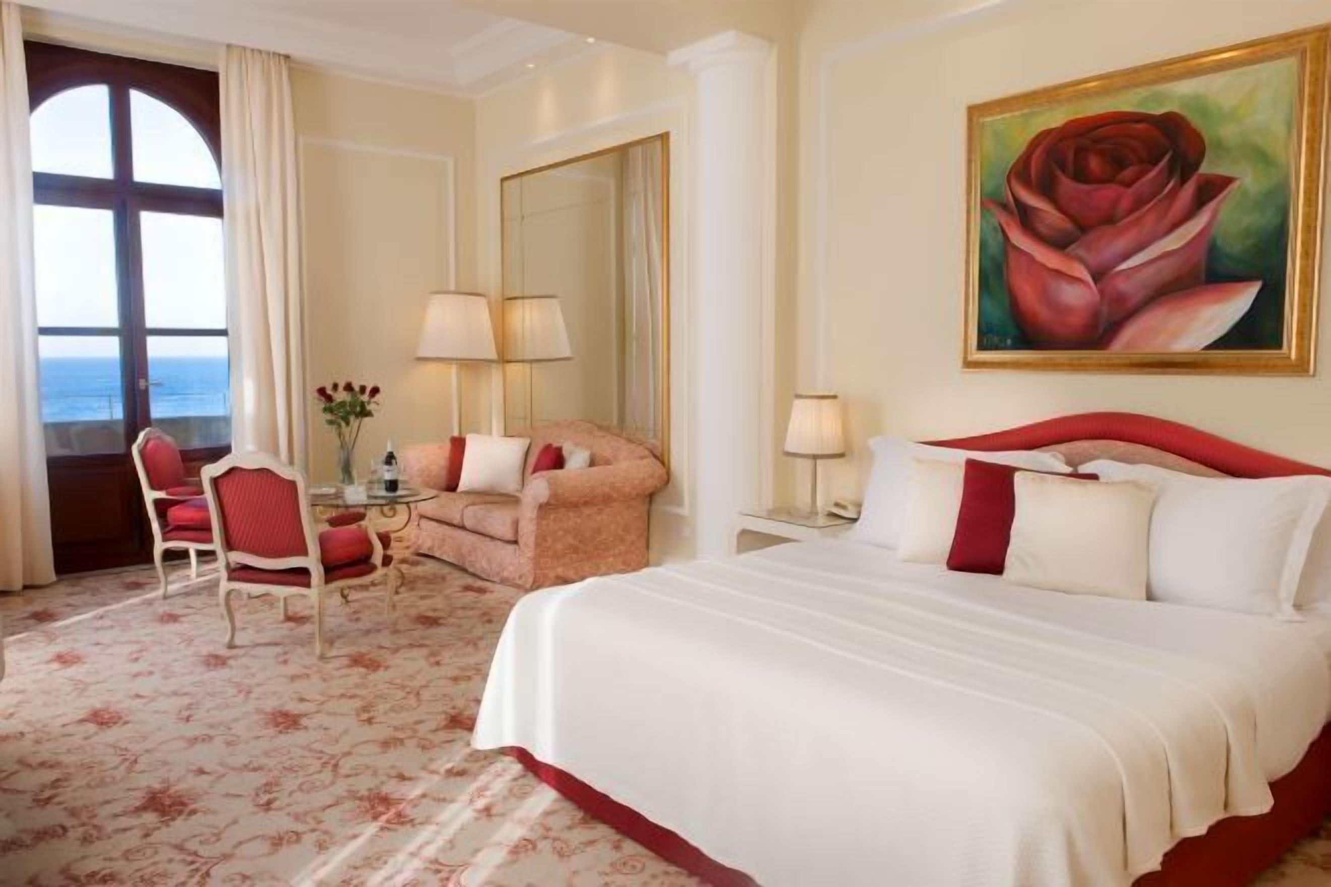 Ropa de cama de alta calidad, camas con efecto memoria y minibar 