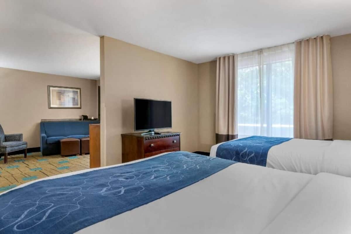 Premium bedding, pillowtop beds, in-room safe, desk