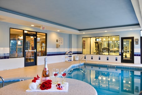 Piscina interna. Comfort Suites near MCAS Beaufort